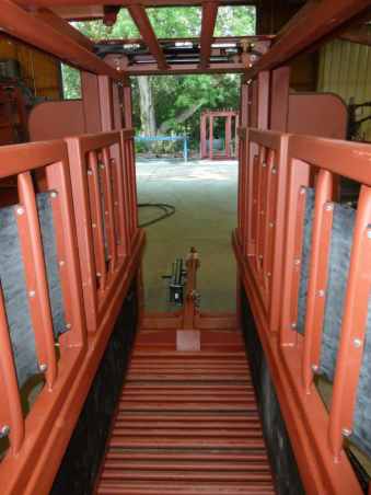 Inside Hydraulic  Squeeze Chute